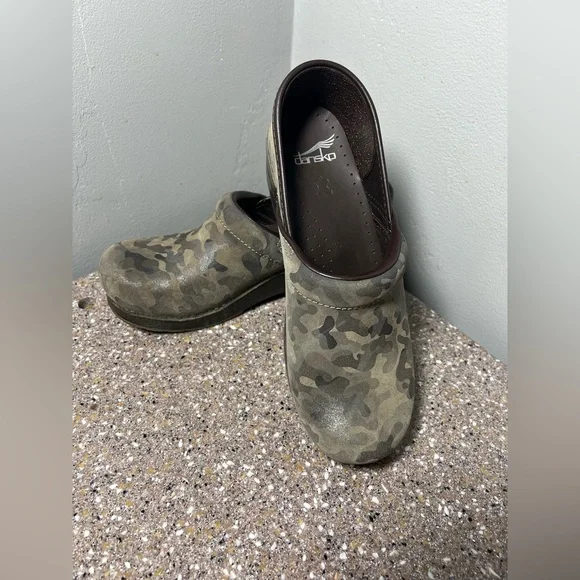 Dankso
Women's Dansko Professional
Suede Camo Soft Clogs size 39 - Picture 2 of 9